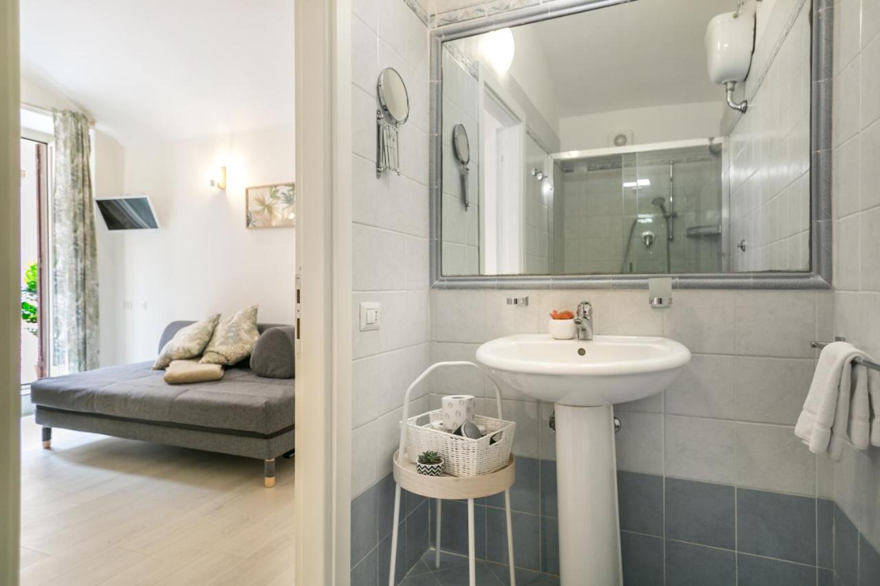 White Candia Guesthouse Рим Екстер'єр фото